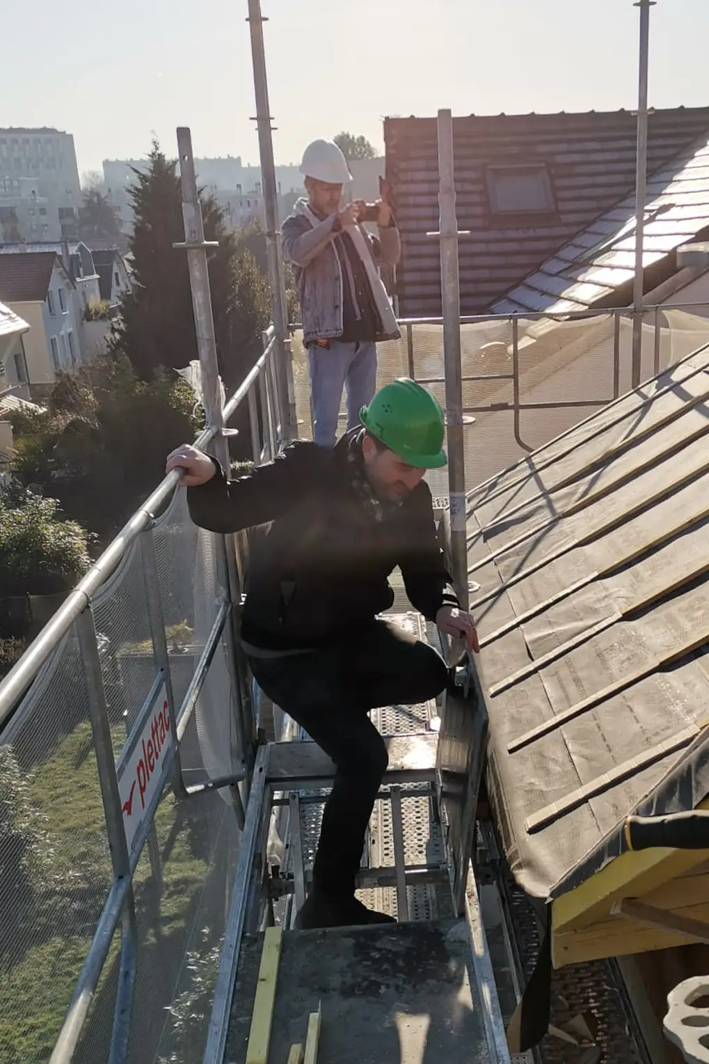 Architecte en visite de chantier, plans en main, lors du suivi des travaux