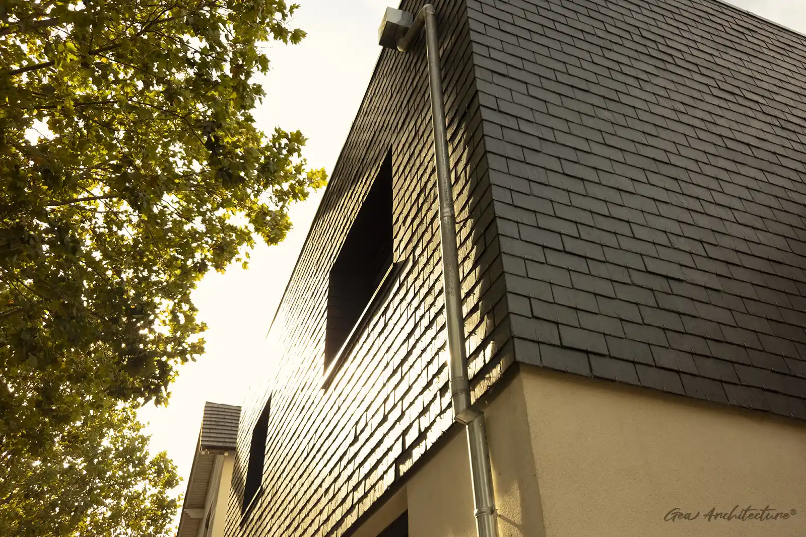 Surélévation d’une maison individuelle à Antony, vue depuis la rue